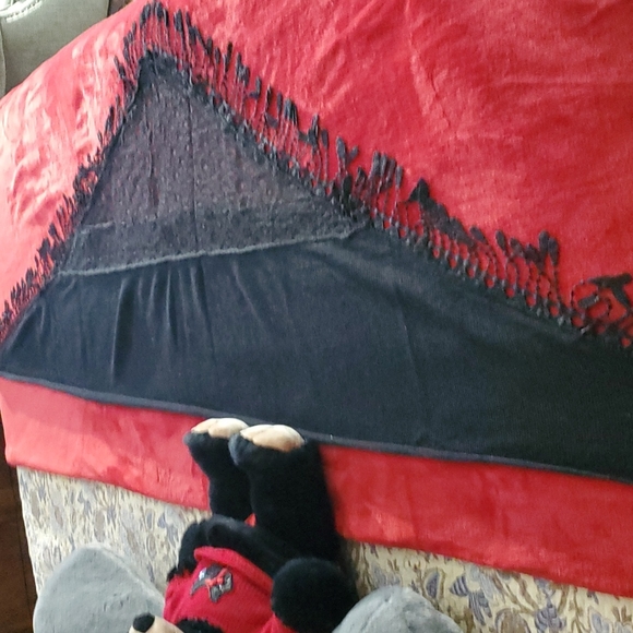 Black Knit Pyramid shape shawl - Picture 4 of 4